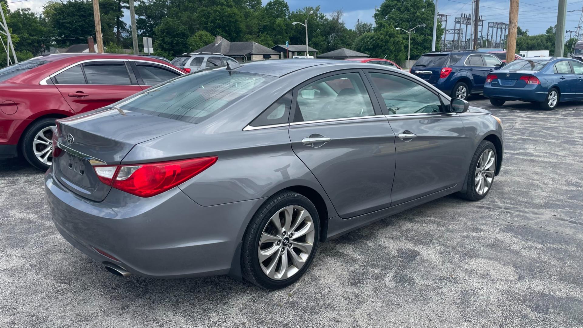 2012 GRAY Hyundai Sonata SE (5NPEC4AC4CH) with an 2.4L L4 DOHC 16V engine, 6-Speed Automatic transmission, located at 2710A Westlane Rd., Indianapolis, IN, 46268, (317) 291-2000, 39.885670, -86.208160 - Photo#3